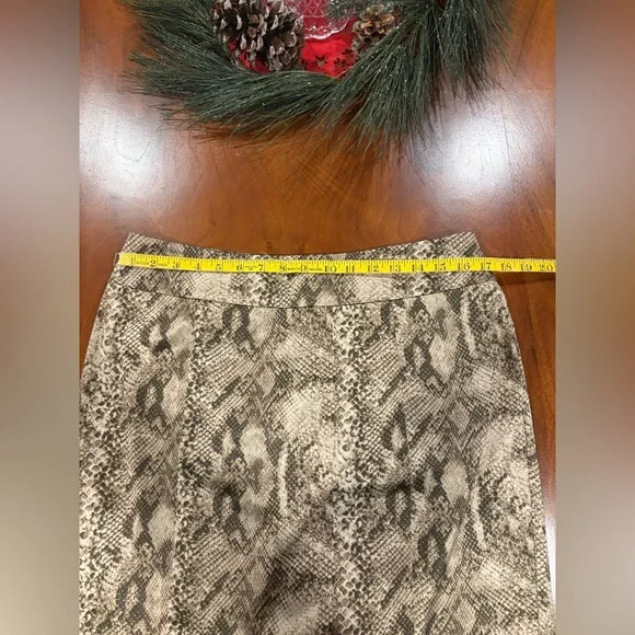 New York & Company Snake Print Pencil Skirt, size 8 - Picture 7 of 8